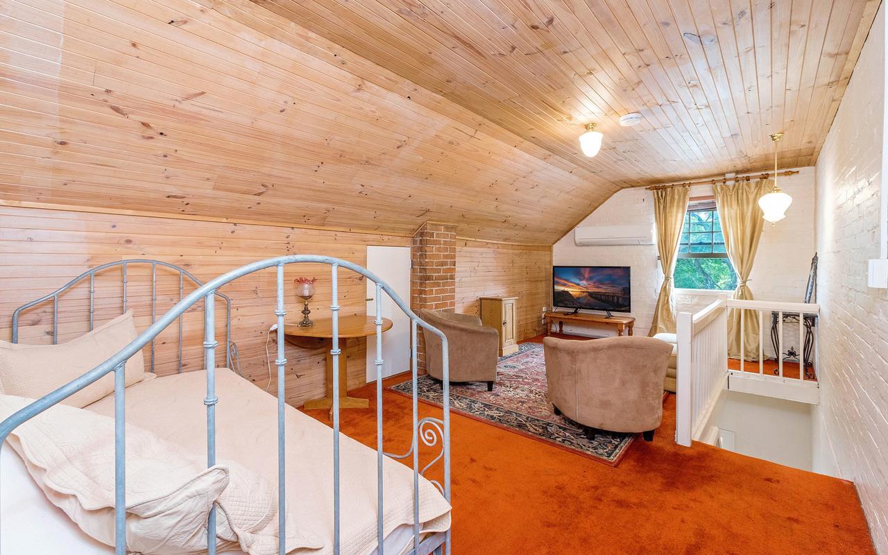 Eliza 1875 Red Brick Duplex Townhouse * Grafton