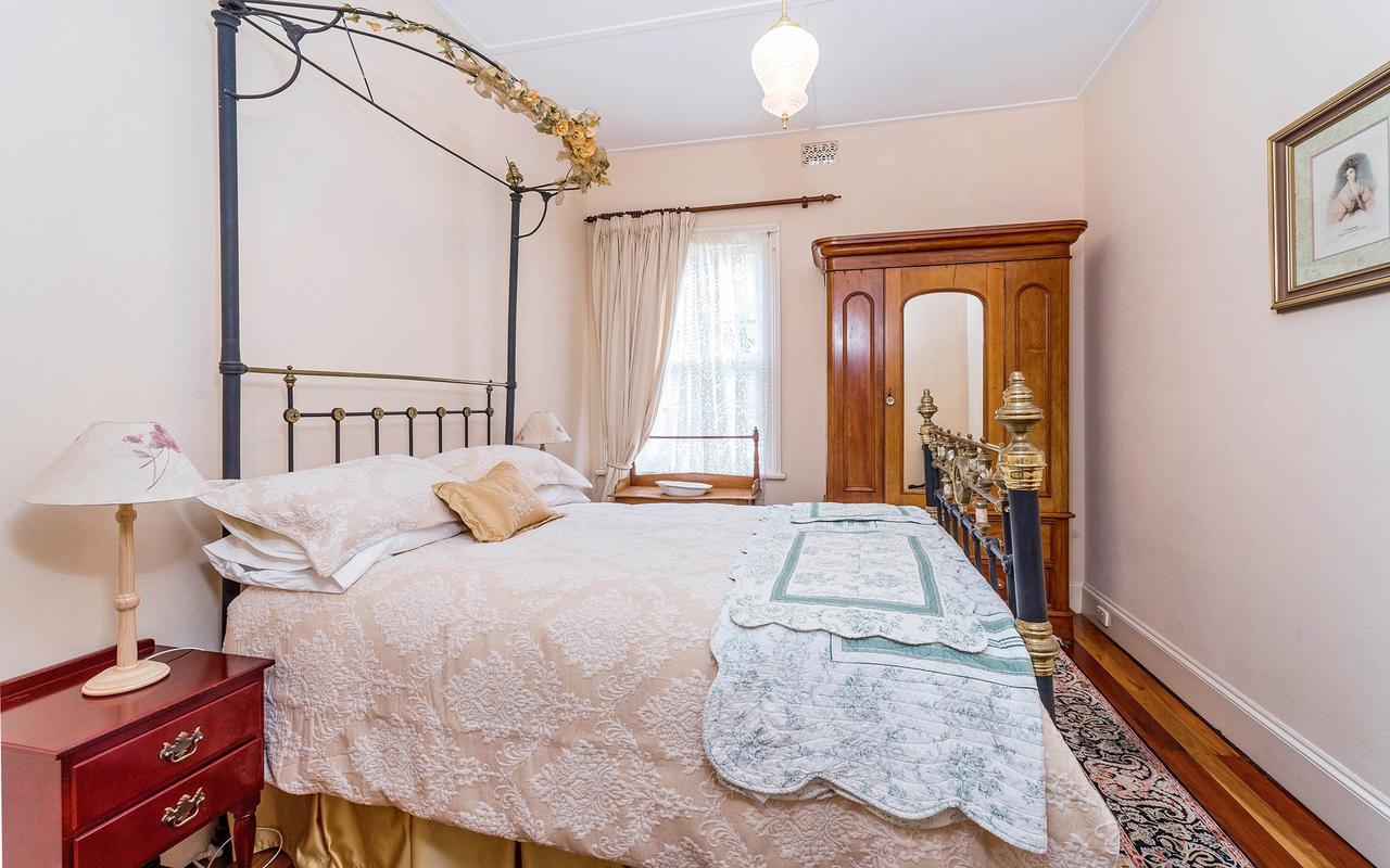 Eliza 1875 Red Brick Duplex Townhouse Apartment